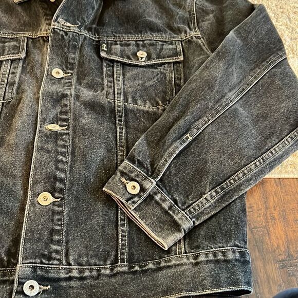 VTG
Guess Mens Faded Washed Black Denim Button Up 4 Pocket Trucker Jacket size M - Picture 3 of 10